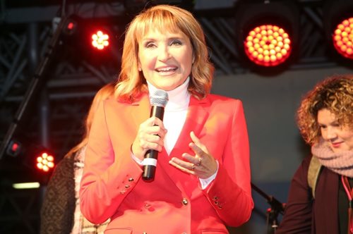 Η Μάρα Ζαχαρέα φόρεσε λευκό κοστούμι Zara και έκανε την καλύτερη εμφάνιση των γιορτών