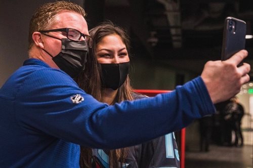 Οπαδός του χόκεϊ εντοπίζει μελάνωμα από μακριά και σώζει τη ζωή μέλους της ομάδας