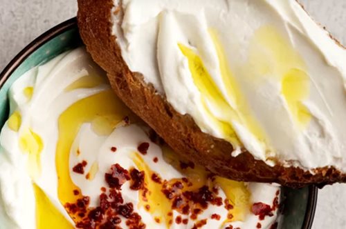 Ιδέες για γιαούρτι: 5 ασυνήθιστοι και αλμυροί συνδυασμοί για να το απολαύσουμε