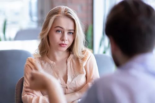 Μη διαθέσιμος: 13 σημάδια που μαρτυρούν πως το άτομο που σε ενδιαφέρει δεν θέλει να δεθεί συναισθημα