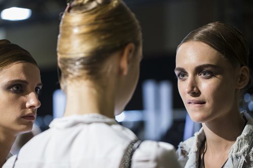 Πώς να «αφαιρέσεις» χρόνια από το πρόσωπό σου χρησιμοποιώντας σωστά το μακιγιάζ