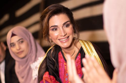 Mε τζιν και αθλητικά παπούτσια: Η βασίλισσα Ράνια διδάσκει για ακόμη φορά στιλ 