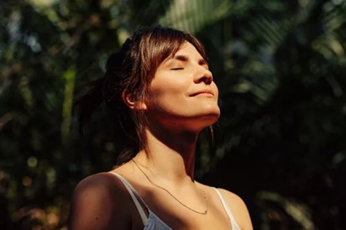 Πώς θα αποκτήσεις ενυδατωμένο δέρμα και λαμπερό πρόσωπο με ένα μόνο προϊόν