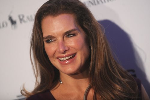 Η Μπρουκ Σιλντς αποκάλυψε το μυστικό για να αποκτήσετε τα iconic φρύδια της