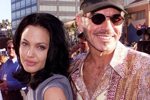 Η «ψυχρή και απόμακρη» Αντζελίνα συνεχίζει να στέλνει δώρα στον θετό γιο της