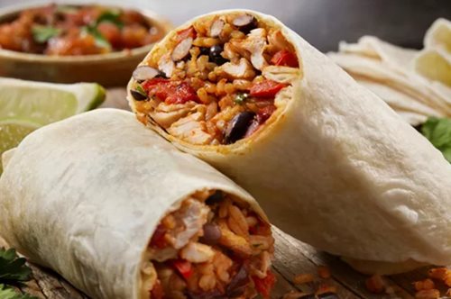 Πώς να τυλίγεις σωστά μία τορτίγια; Δύο τρόποι για να μην φεύγουν τα υλικά