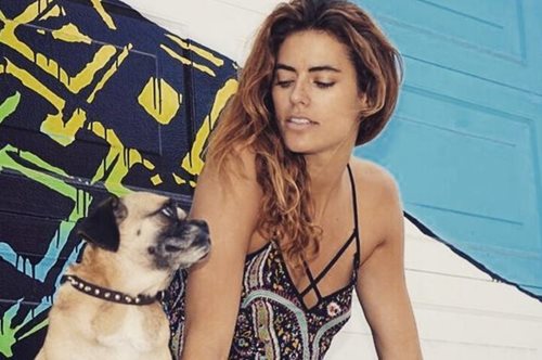 Άλισον Λε Μπορζ: Η εγγονή του Αλέν Ντελόν του μοιάζει εκπληκτικά, αλλά δεν έχει καμία σχέση μαζί του