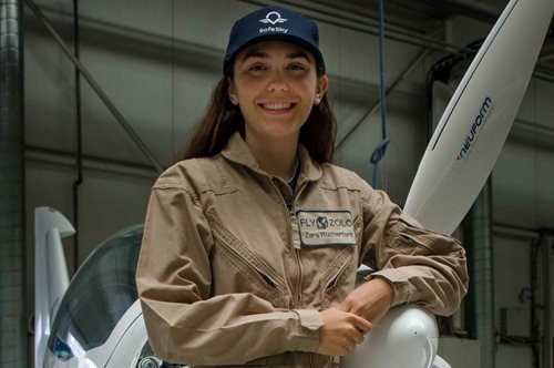 Η Ζάρα Ράδερφορντ είναι η νεότερη γυναίκα πιλότος στην ιστορία που ταξίδεψε μόνη της τον κόσμο