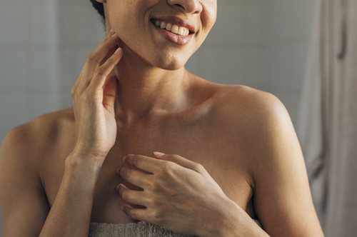 Τech Νeck: Τι ξέρουμε για το φαινόμενο που προκαλεί έντονη χαλάρωση σε λαιμό και περίγραμμα προσώπου