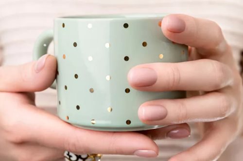 Αυτό είναι το μόνο χρώμα με το οποίο θα θέλουμε να βάφουμε τα νύχια μας φέτος την άνοιξη