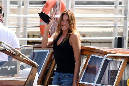 Η Κάρλα Μπρούνι άλλαξε λουκ υιοθετώντας την απόλυτη τάση της σεζόν