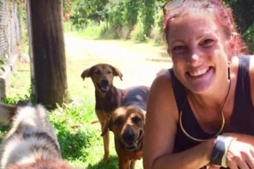Η 50χρονη Άντζελα Γκλόβερ έχασε τη ζωή της προσπαθώντας να σώσει τα αδέσποτα που φρόντιζε