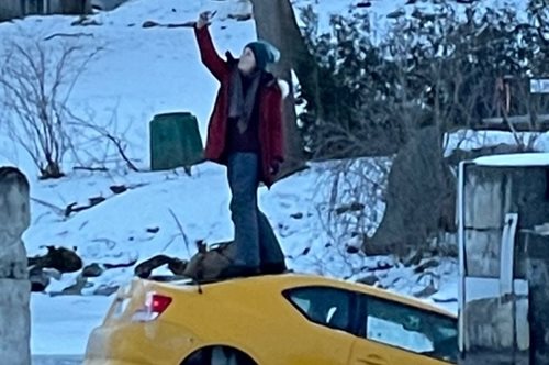 Καναδή βγάζει σέλφι την ώρα που βυθίζεται το αυτοκίνητό της.