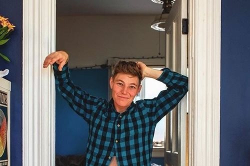 Αυτοπροσδιορίζεται ως τρανς και non - binary και διανύει τους τελευταίους μήνες της εγκυμοσύνης του