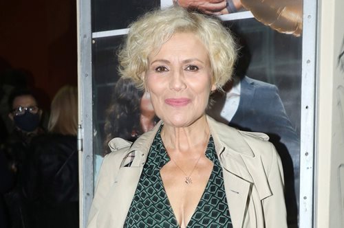 Σε περίπτωση που έχεις βαρεθεί το μαύρο, η Κωνσταντίνα Μιχαήλ σου προτείνει το τέλειο πανωφόρι