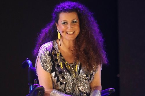 «Μου λείπει να δω μία ταινία ή μία σειρά. Έχω μόνο στατική όραση και καθόλου περιφερειακή»