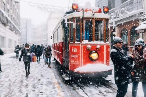 6 τρόποι που μία χιονισμένη μέρα κάνει καλό στην υγεία σου
