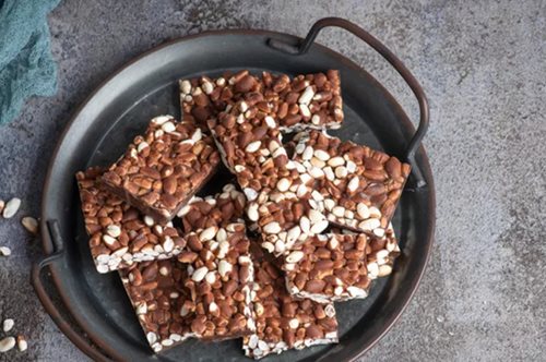 Μπάρες πρωτεΐνης με γεύση Snickers! Η υγιεινή και γρήγορη συνταγή με βάση της τη ρυζογκοφρέτα