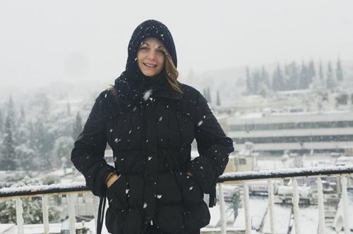 «Το χιόνι είναι ωραίο, αλλά όχι για όλους»: Η Άντζελα Γκερέκου και η κόρη της στο λευκό τοπίο