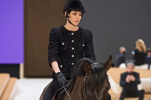 Όταν η Σάρλοτ Κασιράγκι εισέβαλε στο σόου της Chanel πάνω σε ένα άλογο