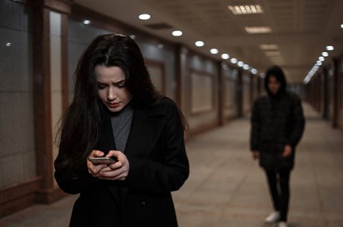 Strut safe: Μια γραμμή βοήθειας που θα σου κάνει παρέα μέχρι να φτάσεις ασφαλής στην πόρτα σου