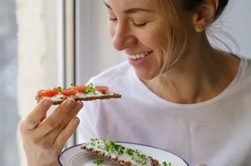 Σκέφτεσαι να ξεκινήσεις υγιεινή διατροφή; Ποια να διαλέξεις με βάση την ηλικία σου