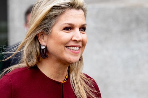 Η βασίλισσα Μάξιμα μας δείχνει πως να φορέσουμε το κόκκινο μετά τα 50