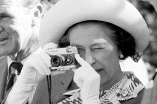 Ο εφημεριδοπώλης Έντουαρντ Λ. Τζάκσον φωτογράφιζε ερασιτεχνικά την βασίλισσα Ελισάβετ