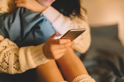 Μεταμορφώνεται κάποιος πίσω από ένα προφίλ στο διαδίκτυο ή εκεί αναδύεται πραγματικά ο εαυτός του;