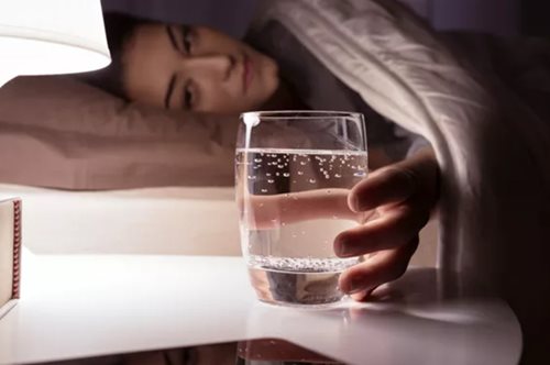 Πόση ώρα πριν τον ύπνο να σταματήσεις να πίνεις νερό;