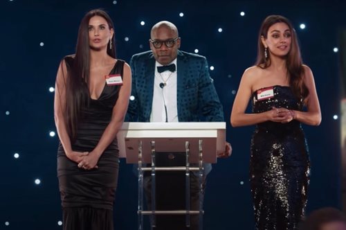 «Έχουμε πολλά κοινά» αστειεύονται σε διαφημιστικό σποτ η Ντέμι Μουρ και η Μίλα Κούνις