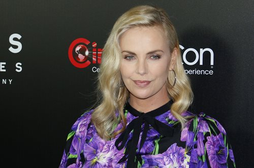 Η Σαρλίζ Θερόν δημοσίευσε μια σπάνια φωτογραφία των παιδιών της προς τιμήν της μητέρας της