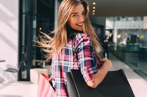 Η απόλυτη εμπειρία shopping στις εκπτώσεις όπως τη βιώνει μία fashion editor