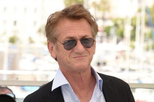 «Τα γονίδια της δειλίας οδηγούν τους άντρες να φορούν φούστες» | Η δήλωση του Sean Penn που θα συζητ