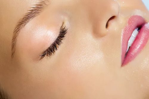 Το μυστικό της τέλειας βάσης στο μακιγιάζ για μια φρέσκια, νεανική όψη