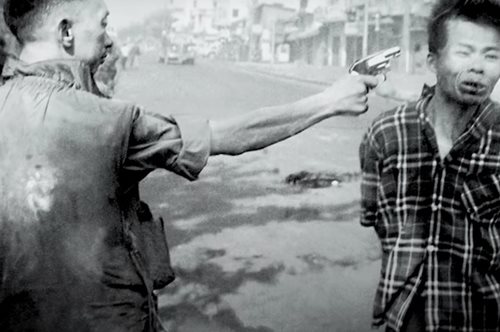 «Ο αρχηγός της Αστυνομίας εκτελεί ένα Βιετκόνγκ»