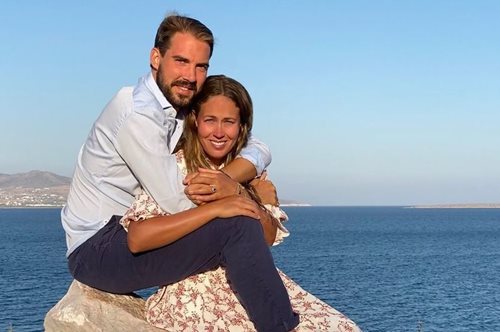 H «τολμηρή» εμφάνιση της Νίνα Φλορ σε πάρτι Βρετανών αριστοκρατών 