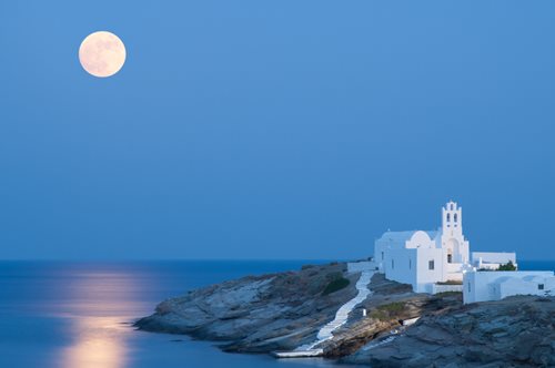 Η βρετανική εφημερίδα Evening Standard απογειώνει 20 ελληνικά νησιά