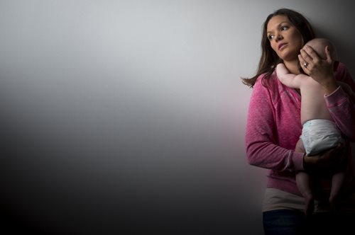 Μητέρα χτύπησε το δύο μήνων βρέφος της και στη συνέχεια κατήγγειλε τον εαυτό της 