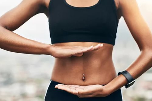 Έτσι θα γυμνάσεις αποτελεσματικά κοιλιακούς και κορμό σε όρθια στάση