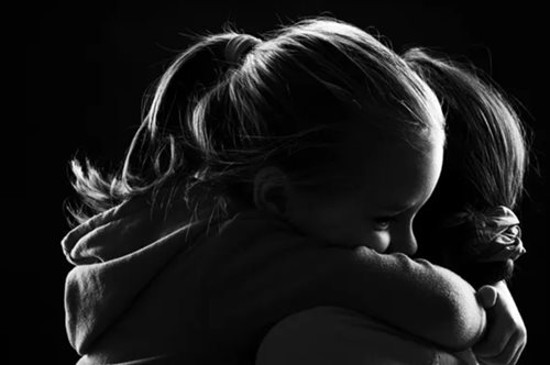 Όταν τα παιδιά ρωτάνε για τον θάνατο: Να τι απαντάς σε κάθε ερώτηση λέει η ειδικός