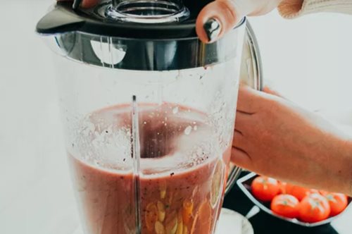 6 light συνταγές που φτιάχνονται στο μπλέντερ (σπιτική νουτέλα, γάλα αμυγδάλου ακόμα και αλεύρι)