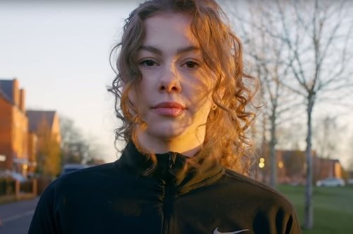 «Νομίζεις ότι είσαι καλύτερη από εμένα; Δεν είσαι και τόσο ωραία»