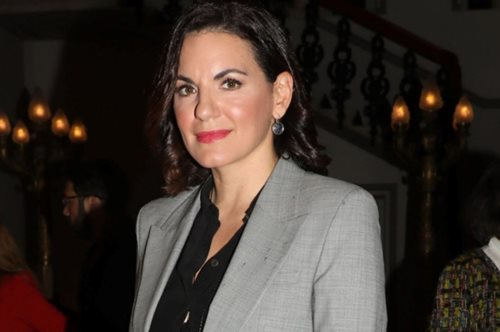 Όλγα Κεφαλογιάννη | Η casual chic εμφάνιση με κάπα