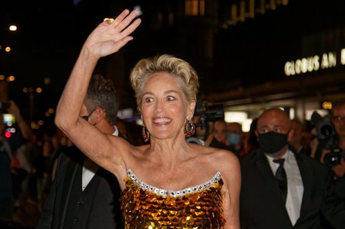 Ο πατέρας της τη χτυπούσε με τη ζώνη και ο παππούς της τη βίαζε