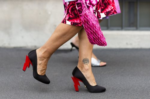 10 ζευγάρια γόβες που ταιριάζουν τέλεια με τζιν παντελόνι