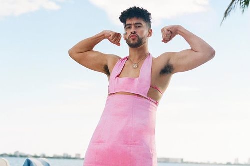 Όταν ένα «μάτσο» αρσενικό ποζάρει φορώντας ένα κοντό ροζ φόρεμα