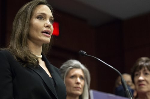 Η Αντζελίνα Τζολί ξεσπά σε κλάματα μιλώντας για την ενδοοικογενειακή βία στο Κογκρέσο