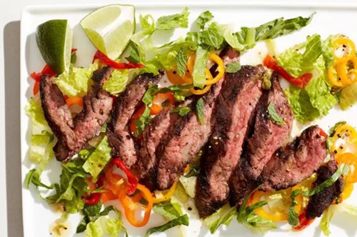 Σαλάτα με μοσχάρι αρωματισμένο με καφέ και τσίλι