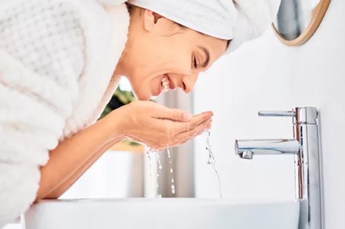 Πόσο συχνά πρέπει να πλένεις το πρόσωπό σου, σύμφωνα με την επιστήμη